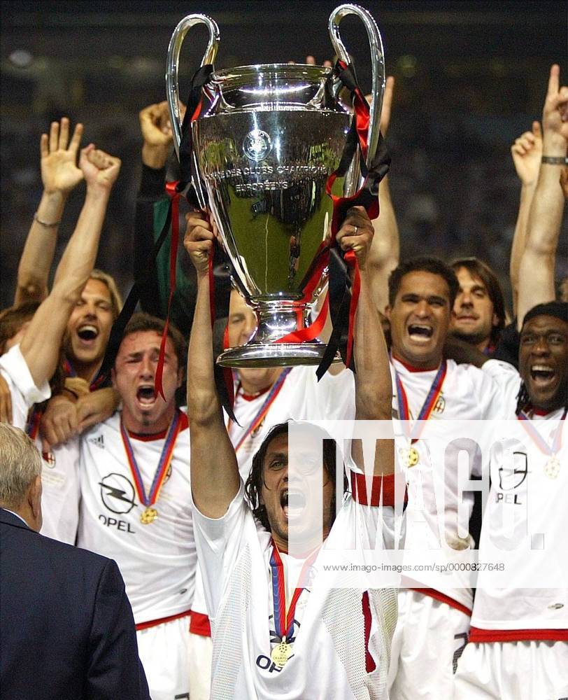 Paolo Maldini (Mitte, Milan) präsentiert stolz den Champions League Pokal im Kreise seiner Teamkollegen Fußball EC 1 Herren Champions League 2002 2003, AC Mailand, Finale, Endspiel, Gruppe Old Trafford Manchester Glück Freude, Begeisterung,