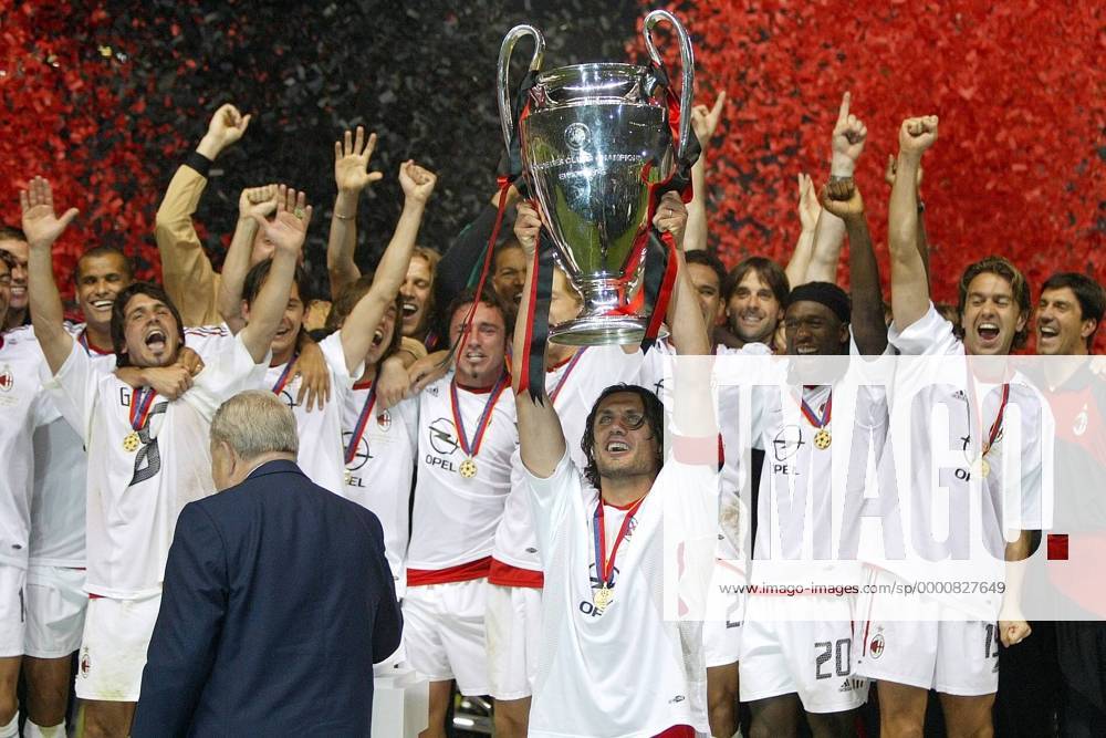 Paolo Maldini (Mitte, Milan) präsentiert stolz den Champions League Pokal, dahinter jubeln v.li.: Rivaldo, Gattuso, Inzaghi, Pirlo, Brocchi, Seedorf und Costacurta Fußball EC 1 Herren Champions League 2002 2003, AC Mailand, Finale, Endspiel, Totale Old Trafford Manchester Freude, Begeisterung,