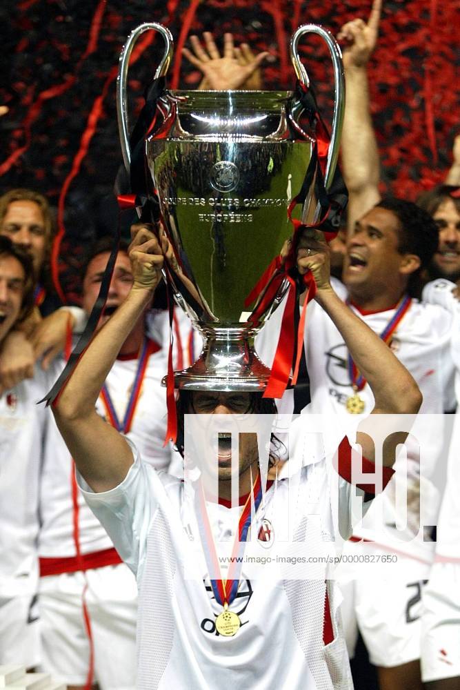 Paolo Maldini (Mitte, Milan) präsentiert stolz den Champions League Pokal Fußball EC 1 Herren Champions League 2002 2003, AC Mailand, Finale, Endspiel, Einzelbild Old Trafford Manchester Glück Freude, Begeisterung,