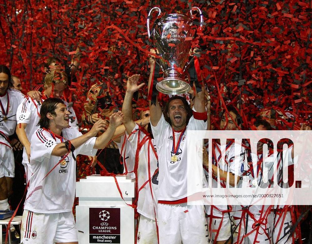 Paolo Maldini präsentiert stolz den Champions League Pokal, li. Kakhaber Kaladze (beide Milan), während das restliche Team fast im Papierschnipselregen erstickt Fußball EC 1 Herren Champions League 2002 2003, AC Mailand, Finale, Endspiel, Gruppe Old Trafford Manchester Glück Freude, Begeisterung,