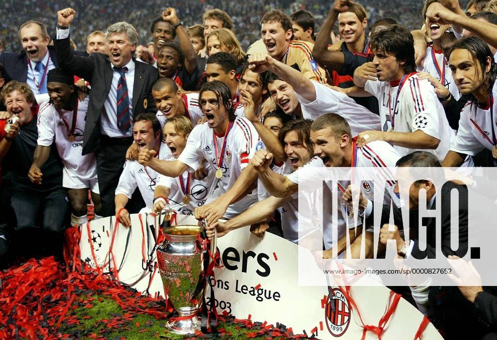 Mannschaftsbild Milan mit dem Champions-League-Pokal, vorn v.li.: Brocchi, Ambrosini, Paolo Maldini, Rui Costa, Pirlo, Schewtschenko, Betreuer - VERÖFFENTLICHUNGSRECHTE NUR FÜR DEUTSCHE MEDIEN Fußball EC 1 Herren Champions League 2002 2003, AC Mailand, Finale, Endspiel, Europacupsieger, Europapokalsieger, Totale Old Trafford, Siegerehrung Manchester, Saisonhighlight Glück Freude, Begeisterung,