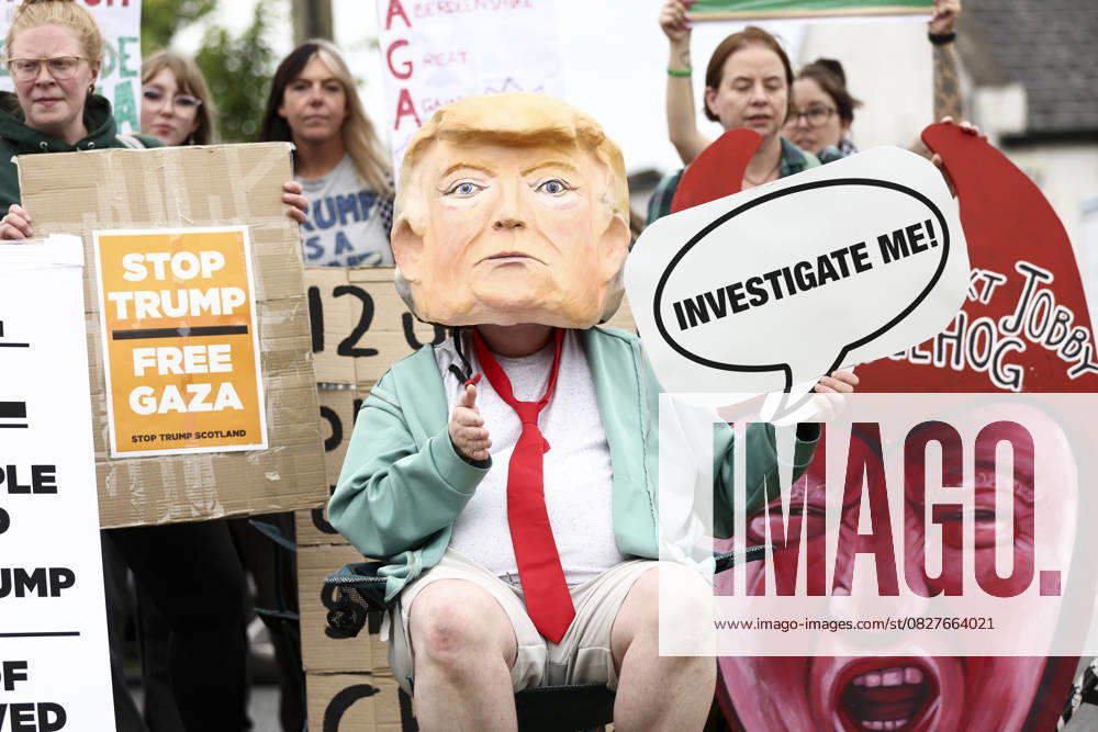 Bilder des Jahres 2025, News 07 Juli Protesters rally near Trump’s Scottish golf course ahead of US presidential visit BALMEDIE, SCOTLAND - JULY 28: Demonstrators gather near Trump International Golf Links Aberdeen to voice opposition to U.S. President Donald Trump ahead of his scheduled visit to the golf course in Balmedie, on July 28, 2025, in Aberdeen, Scotland. Protesters held banners and chanted slogans criticizing Trump’s policies and presence in the UK. Ewan Bootman Anadolu Aberdeen Scotland. Editorial use only. Please get in touch for any other usage.