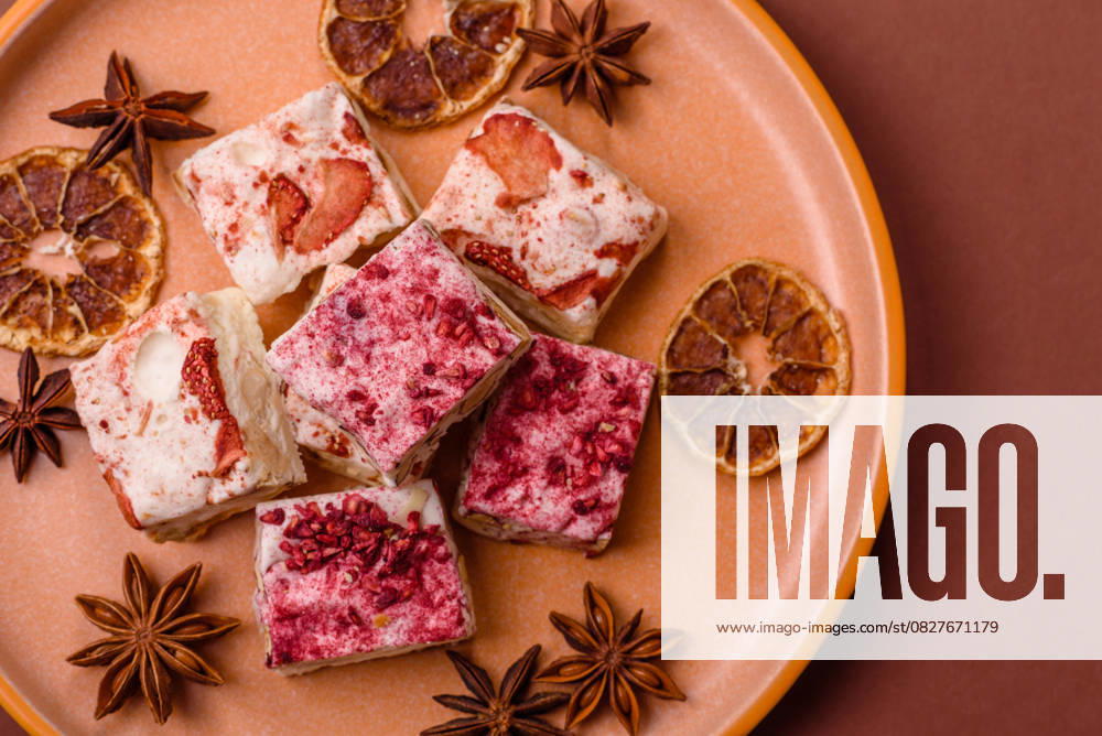 Nougat oder weißes Karamell mit Haselnüssen und Erdbeerstücken. Weißer Nougat Nougat oder weißes Karamell mit Haselnüssen und Erdbeerstücken. Weißer Nougat (License=RF)