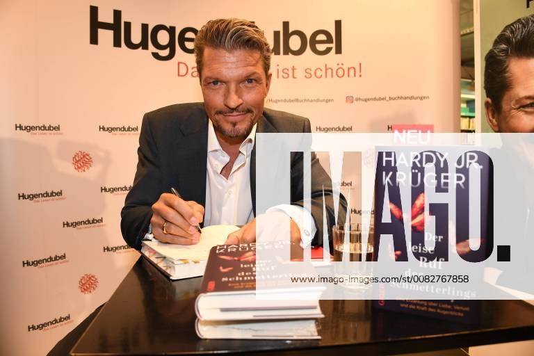 Hardy Krüger jr Buchpräsentation The silent call of the butterfly Giger publishing house Hugendubel Karlsplatz read reading book Munich 12 April 2018