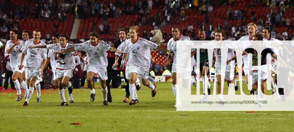 Milan setzt zum Diver an, v.li.: Rui Costa, Maldini, Schewtschenko, Serginho, Inzaghi, Costacurta, Ambrosini, Rivaldo, Torwart Dida, Pirlo, Laursen, Brocchi und Nesta Fußball EC 1 Herren Champions League 2002 2003, AC Mailand, Finale, Endspiel, Totale Old Trafford Manchester Glück Freude, Begeisterung,