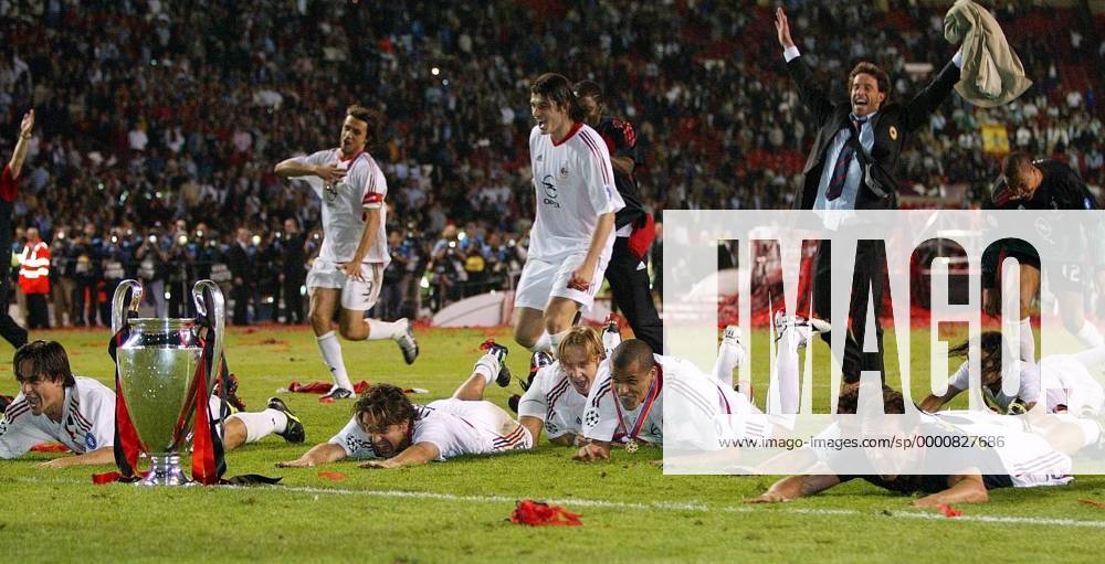 Der AC Milan macht den Diver vor dem Champions League Pokal, v.li.: Inzaghi, Costacurta, Ambrosini, Rivaldo und Brocchi Fußball EC 1 Herren Champions League 2002 2003, AC Mailand, Finale, Endspiel, Europapokalsieger, Europacupsieger Gruppe Old Trafford Manchester Glück Freude, Begeisterung,
