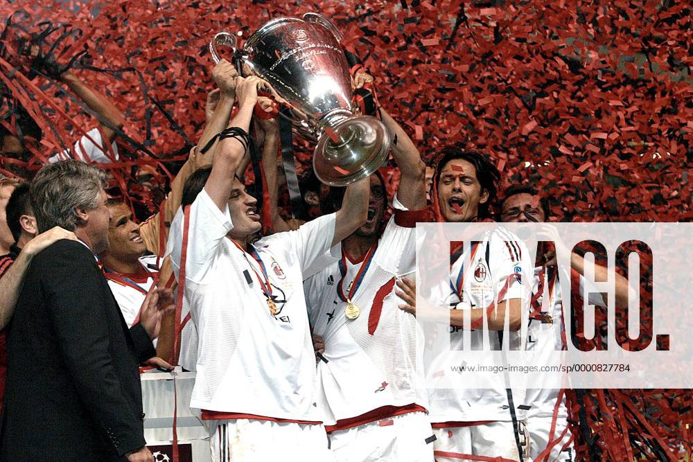 Siegesjubel Milan v.li.: Trainer Ancelotti, Rivaldo, Kakhaber Kaladze, Maldini, Filippo Inzaghi und Gennaro Gattuso mit dem Champions League Pokal Fußball EC 1 Herren Champions League 2002 2003, AC Mailand, Finale, Endspiel, Gruppe Old Trafford Manchester Glück Freude, Begeisterung,