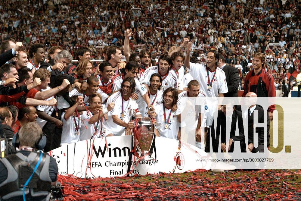 Europapokalsieger Milan: Siegesjubel mit dem Champions League Pokal Fußball EC 1 Herren Champions League 2002 2003, AC Mailand, Finale, Endspiel, Totale Old Trafford Manchester Freude, Begeisterung,