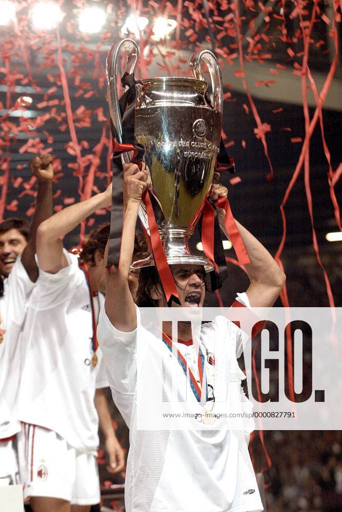 Paolo Maldini (Milan) präsentiert stolz den Champions League Pokal Fußball EC 1 Herren Champions League 2002 2003, AC Mailand, Finale, Endspiel, Einzelbild Old Trafford Manchester Glück Freude, Begeisterung,