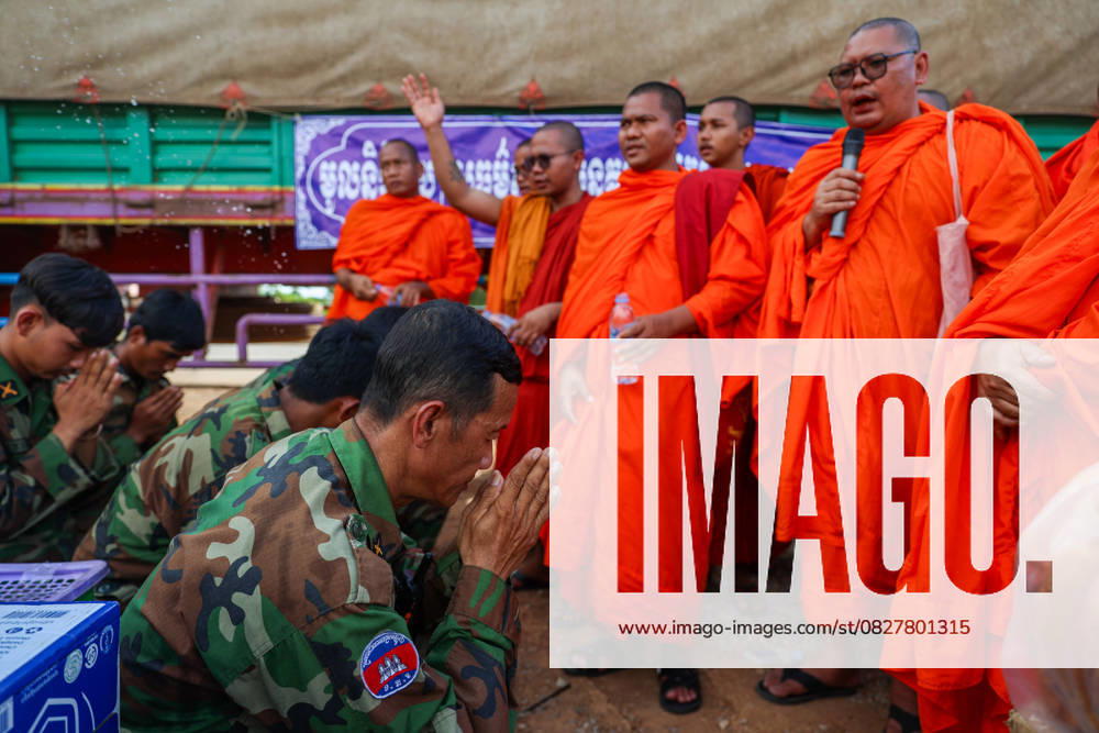 Life in Cambodia following ceasefire with Thailand ODDAR MEANCHEY, CAMBODIA - JULY 29: Cambodian soldiers kneel to thanks the monks for donating cash and supplies to them, following the conclusion of a ceasefire deal between Cambodia and Thailand, in Oddar Meanchey, Cambodia, on July 29, 2025. Daniel Ceng Anadolu Oddar Meanchey Cambodia. Editorial use only. Please get in touch for any other usage.