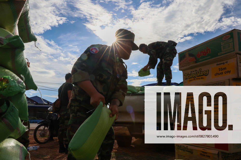 Bilder des Jahres 2025, News 07 Juli Life in Cambodia following ceasefire with Thailand ODDAR MEANCHEY, CAMBODIA - JULY 29: Cambodian soldiers are seen moving supplies donated by monks onto their vehicle, following the conclusion of a ceasefire deal between Cambodia and Thailand, in Oddar Meanchey, Cambodia, on July 29, 2025. Daniel Ceng Anadolu Oddar Meanchey Cambodia. Editorial use only. Please get in touch for any other usage.