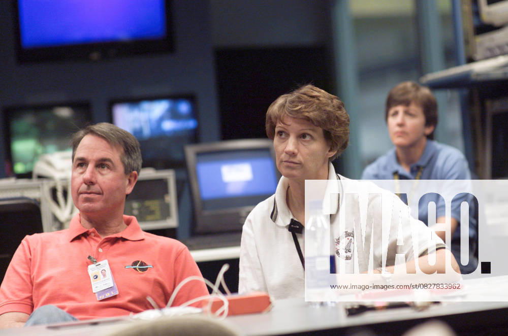 Shuttle Discovery s Launch Delayed Sep 17, 2004; Houston, TX, USA; Astronauts Stephen K. Robinson (left), STS-114 mission specialist; Eileen M. Collins, commander; and Wendy B. Lawrence (background), mission specialist, participate in a classroom training session in the Neutral Buoyancy Laboratory (NBL) near Johnson Space Center (JSC). Houston TX USA