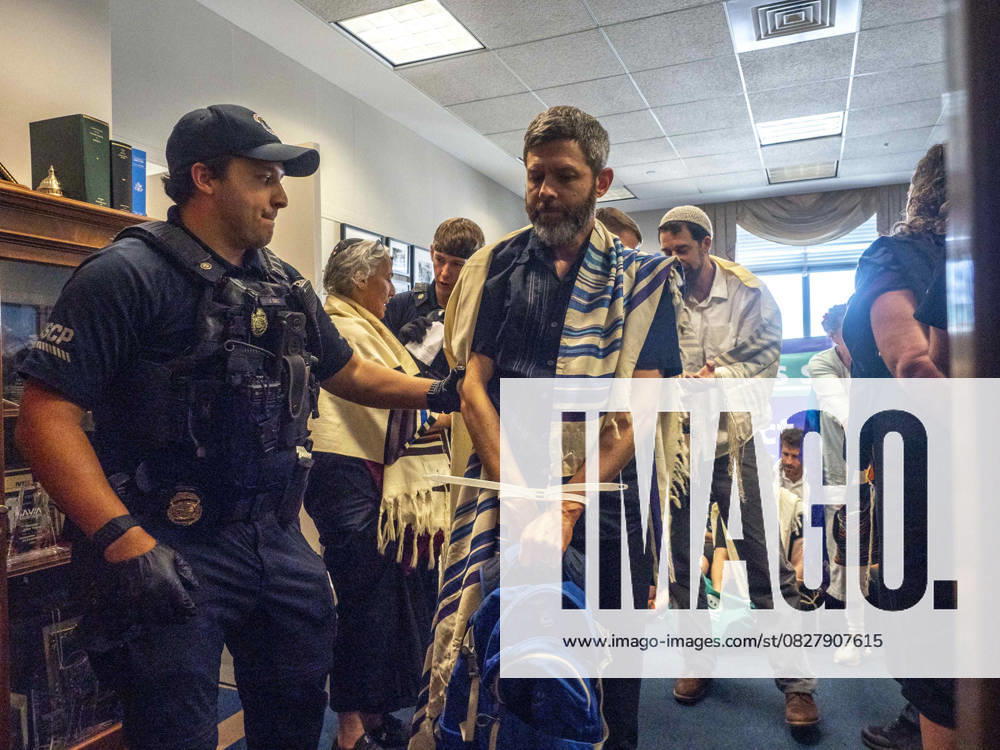 Bilder des Jahres 2025, News 07 Juli July 29, 2025, Washington, District Of Columbia, USA: The US Capitol Police arrest 27 rabbis following an act of civil disobedience inside the office of US Senate Majority Leader John Thune. The members of the Jewish clergy seek to draw attention to the need for immediate action to provide food aid to Gazas population. Washington USA - ZUMAd155 20250729_znp_d155_008
