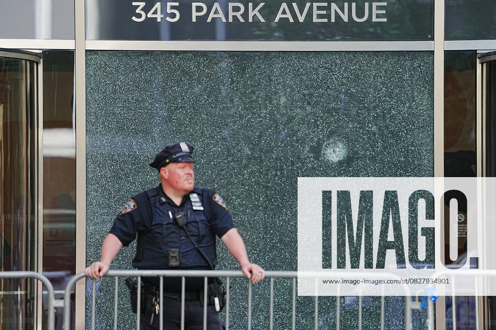 Bilder des Jahres 2025, News 07 Juli Park Avenue Skyscraper Shooting - NYC NO FILM, NO VIDEO, NO TV, NO DOCUMENTARY - New York Police Department officers are pictured outside 345 Park Ave. Tuesday, July 29, 2025, in New York City. Photo by Barry Williams New York Daily News TNS ABACAPRESS.COM Manhattan New York United States