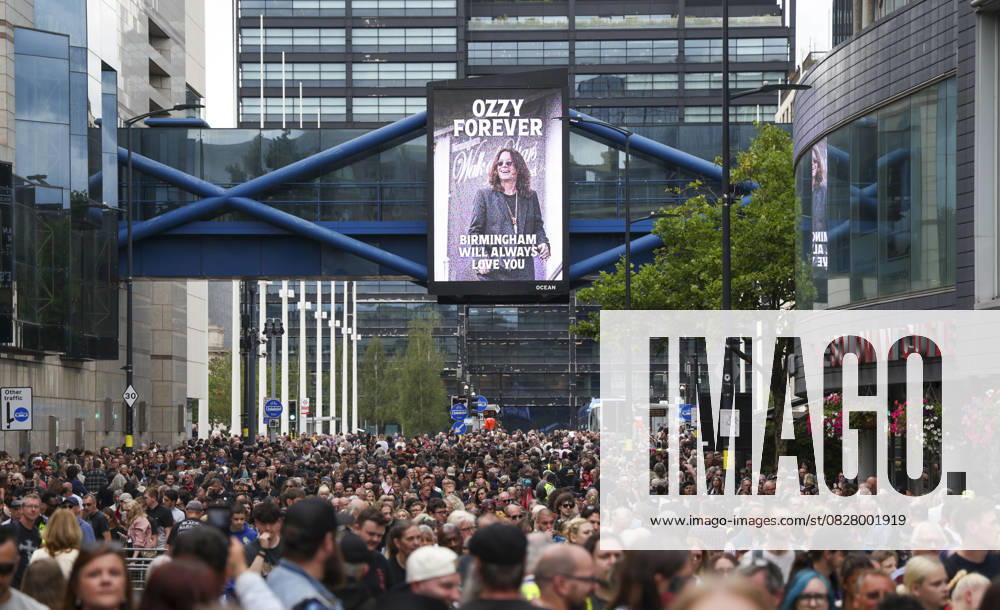 Bilder des Jahres 2025, Entertainment 07 Juli Ozzy Osbourne funeral cortege Ozzy Osbourne fans pay their respects as his funeral cortege travels through his home city of Birmingham ..Thousands pack the city centre.