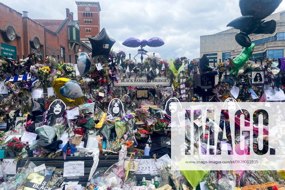 Bilder des Jahres 2025, Entertainment 07 Juli UNITED KINGDOM, BIRMINGHAM - JULY 30, 2025: A makeshift memorial honours Ozzy Osbourne, the late frontman of Black Sabbath, on the day of his funeral in his native city. The rock singer passed away on July 22 at the age of 76 Birmingham United Kingdom - ZUMAt113 20250730_zaa_t113_205