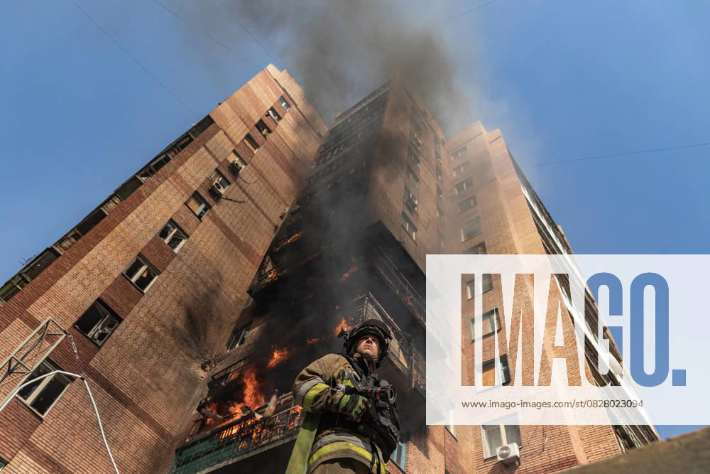 Bilder des Jahres 2025, News 07 Juli Aftermath of Russian drone strike in Ukraine s Kostiantynivka KOSTIANTYNIVKA, UKRAINE - JULY 30: Flames and black smoke rise from burning building as Ukrainian emergency service workers extinguish a fire that broke out after a Russian FPV drone hit a building in Kostiantynivka, Ukraine, on July 30, 2025. Diego Herrera Carcedo Anadolu Kostiantynivka Ukraine. Editorial use only. Please get in touch for any other usage.