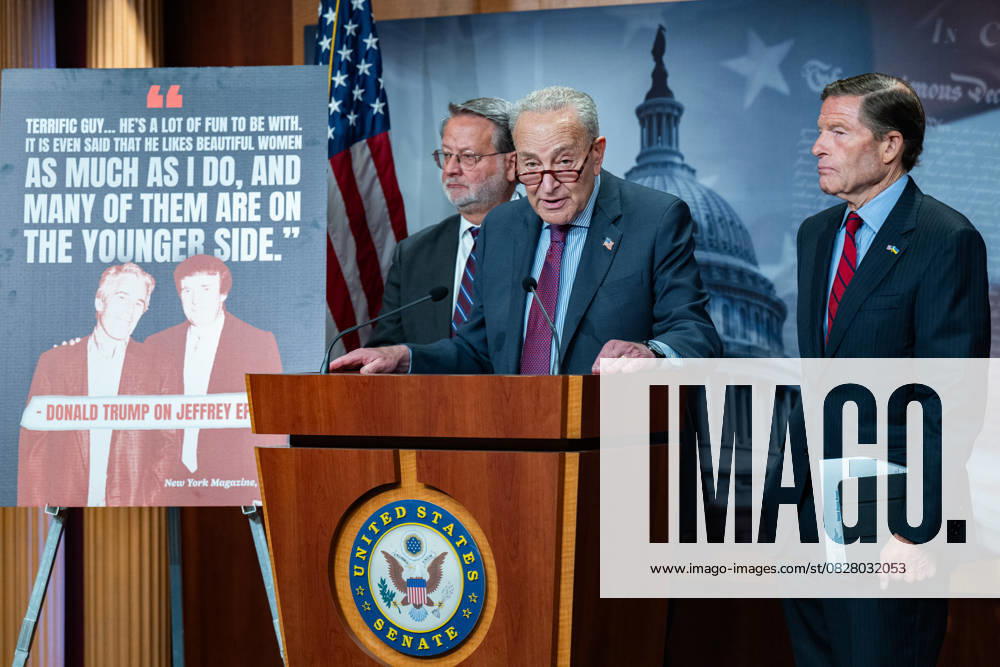 Bilder des Jahres 2025, News 07 Juli Senate Minority Leader Chuck Schumer, D-NY, speaks at a press conference calling on the administration to release the Epstein files in the U.S. Capitol building in Washington, DC on Wednesday, July 30, 2025. WAP2025073041 ANNABELLExGORDON