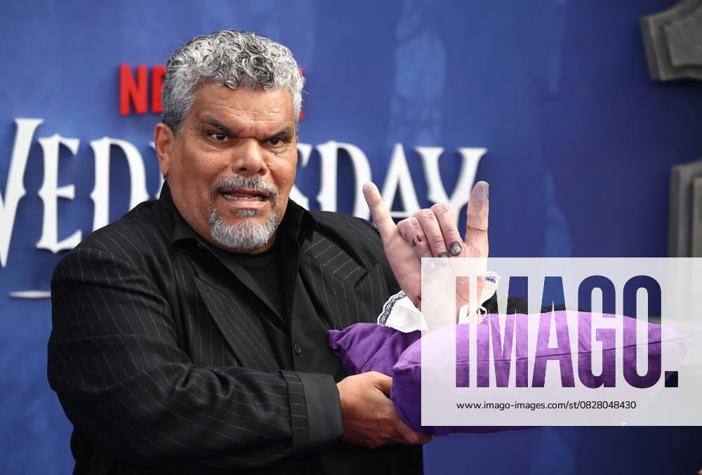 Bilder des Jahres 2025, Entertainment 07 Juli Wednesday Season 2, Part 1 world premiere in London Luis Guzm‡n with Thing at the global premiere of Wednesday Season 2, Part 1 at Central Hall in Westminster, London. London Central Hall Westminister UK