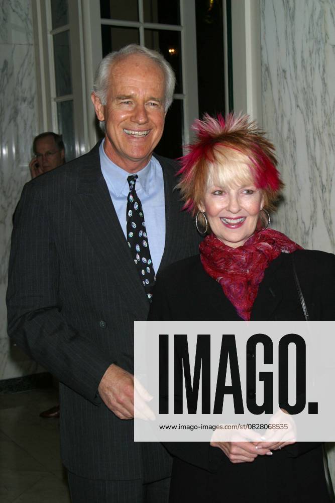 HUMAN RIGHTS MR Nov. 19, 2002 - Beverly Hills, CALIFORNIA, USA - MIKE FARRELL AND SHELLEY FABARES (WIFE)..K27244MR HUMAN RIGHTS WATCH ANNUAL DINNER.THE REGENT BEVERLY WILSHIRE HOTEL, BEVERLY HILLS, CA.NOVEMBER 19, 2002. MILAN RYBA 2002