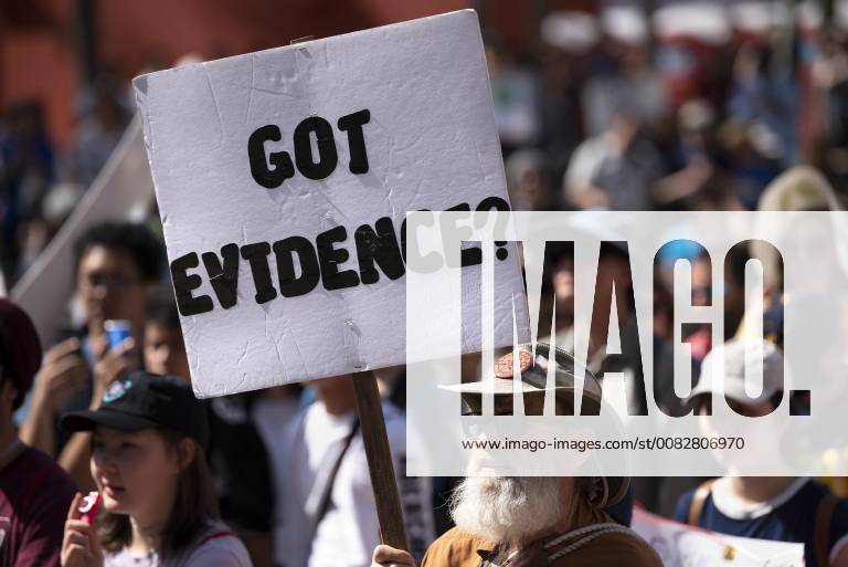 Los Angeles, California, United States - People take part in the March for Science in Los Angeles, California on April 14, 2018. Los Angeles United States - ZUMAn230 20180414_zaa_n230_1372