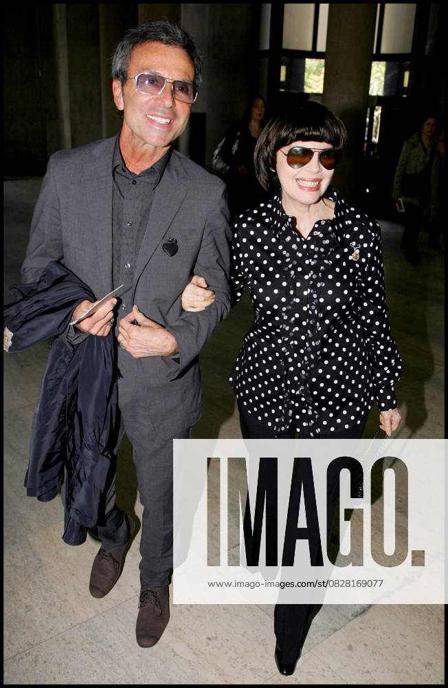 Archives MIREILLE MATHIEU DEFILE CHRISTIAN LACROIX HAUTE COUTURE AUTUMN WINTER 2007 2008 AU PALAIS DE TOKYO PARIS France
