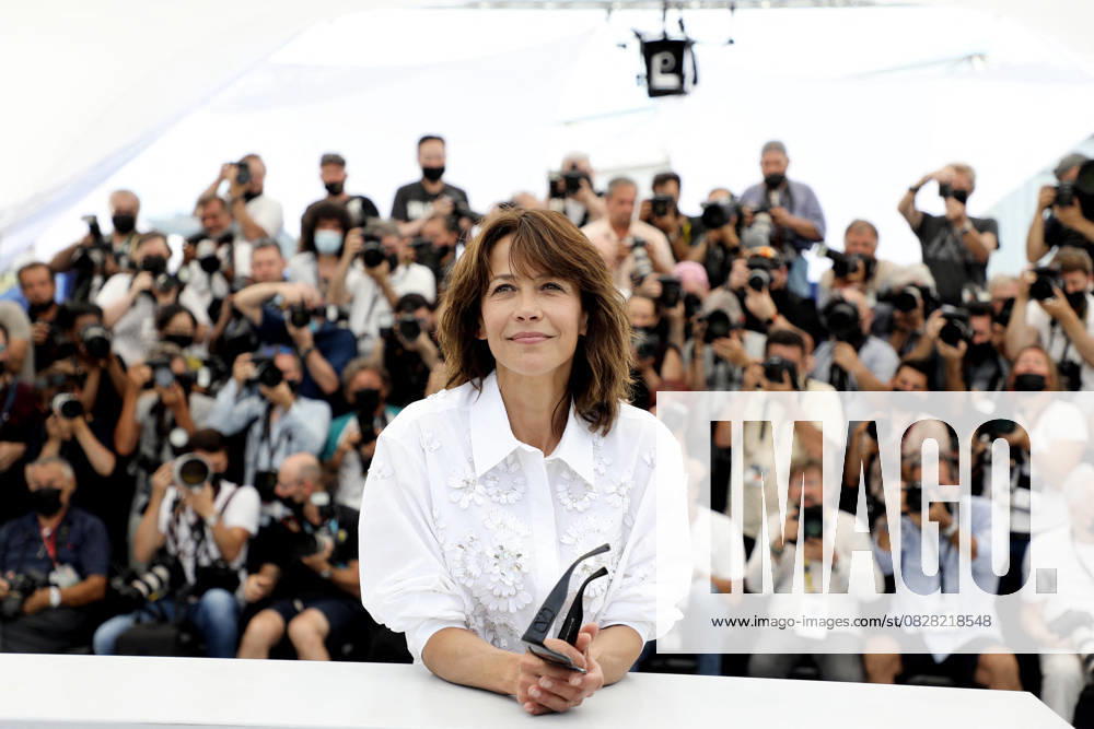 Sophie Marceau dressed in Celine at the photocall of the movie Tout sest bien passé during 74th Cannes Film Festival in Cannes on july 8th 2021 Borde Jacovides Moreau Bestimage Photocall of the movie Tout sest bien passé during 74th Cannes Film Festival in Cannes on july 8th 2021 Cannes France
