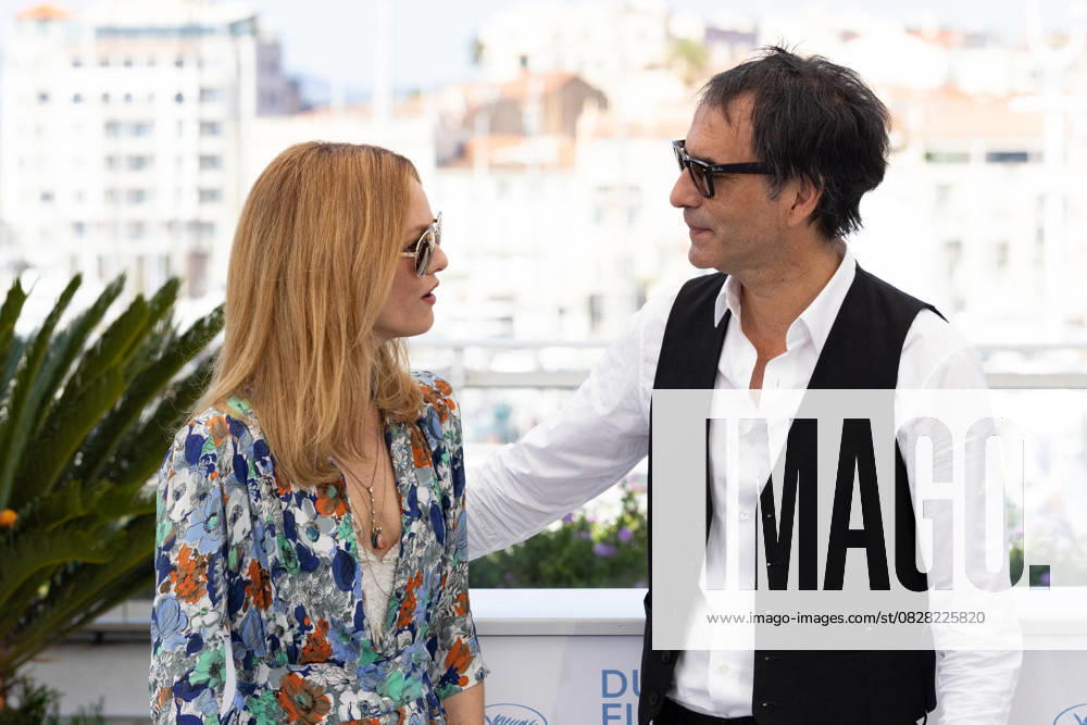 Vanessa Paradis, Samuel Benchetrit réalisateur au photocall du film Cette musique ne joue pour personne Cannes première lors du 74ème festival international du film de Cannes le 10 juillet 2021 Borde Jacovides Moreau Bestimage Photocall of the movie Cette musique ne joue pour personne during 74th Cannes Film Festival in Cannes on july 10th 2021 Cannes France