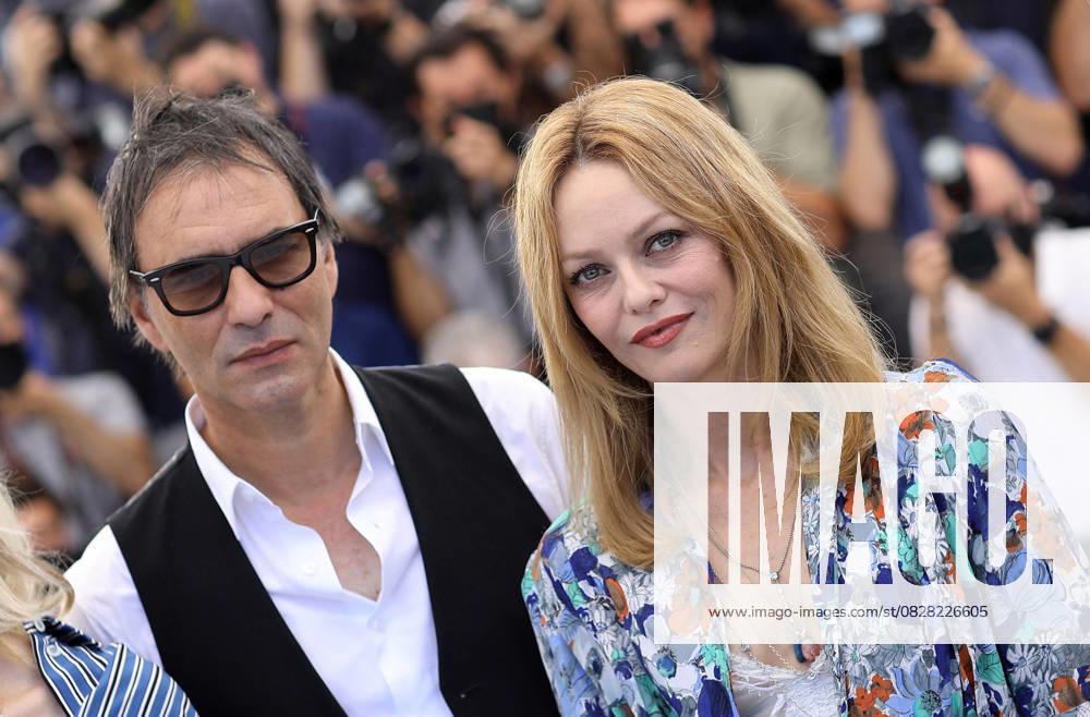 Vanessa Paradis, Samuel Benchetrit réalisateur au photocall du film Cette musique ne joue pour personne Cannes première lors du 74ème festival international du film de Cannes le 10 juillet 2021 Borde Jacovides Moreau Bestimage Photocall of the movie Cette musique ne joue pour personne during 74th Cannes Film Festival in Cannes on july 10th 2021 Cannes France