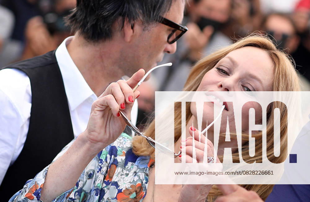 Vanessa Paradis, Samuel Benchetrit réalisateur au photocall du film Cette musique ne joue pour personne Cannes première lors du 74ème festival international du film de Cannes le 10 juillet 2021 Borde Jacovides Moreau Bestimage Photocall of the movie Cette musique ne joue pour personne during 74th Cannes Film Festival in Cannes on july 10th 2021 Cannes France