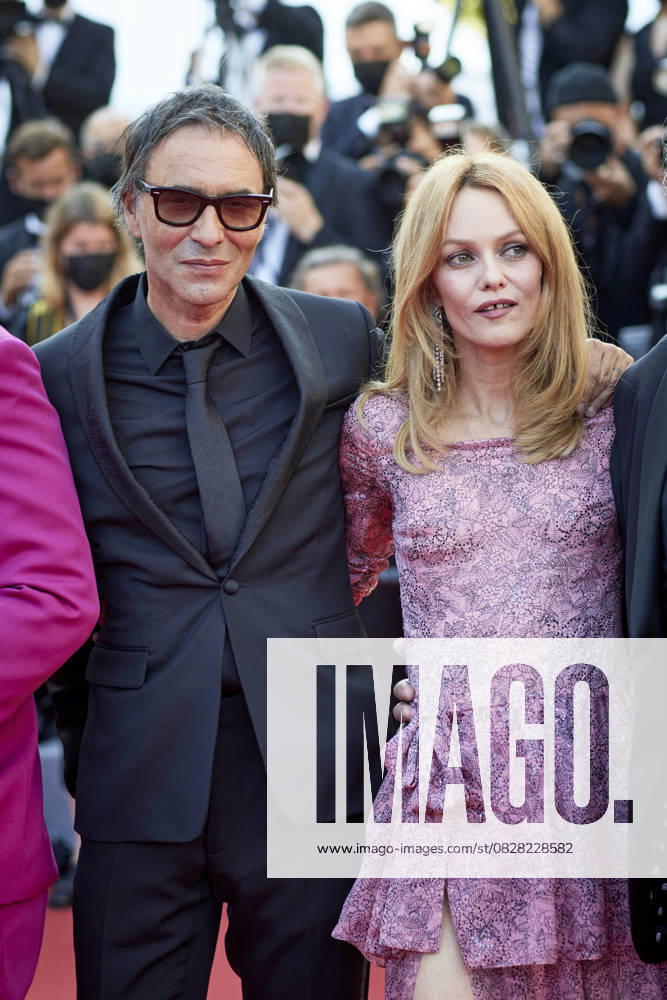 Vanessa Paradis, Samuel Benchetrit Montée des marches du film De son vivant lors du 74ème Festival International du Film de Cannes Le 10 juillet 2021 Borde Jacovides Moreau Bestimage Red carpet for the movie De son vivant during the 74th Cannes International Film festival On July 10th 2021 Cannes France