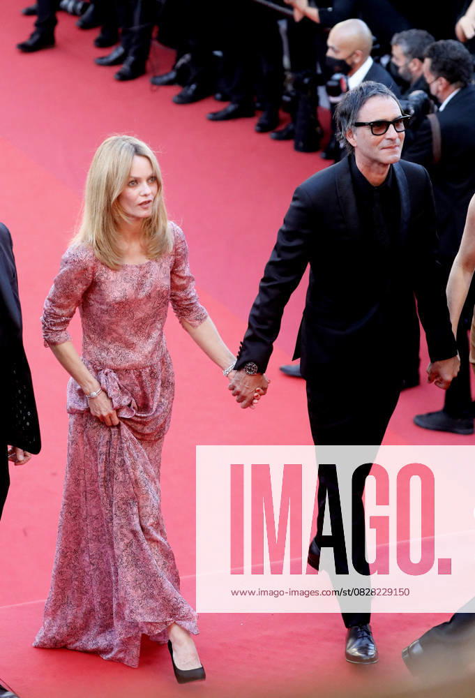 Vanessa Paradis, Samuel Benchetrit réalisateur Montée des marches du film De son vivant lors du 74ème Festival International du Film de Cannes Le 10 juillet 2021 Borde Jacovides Moreau Bestimage Red carpet for the movie De son vivant during the 74th Cannes International Film festival On July 10th 2021 Cannes France