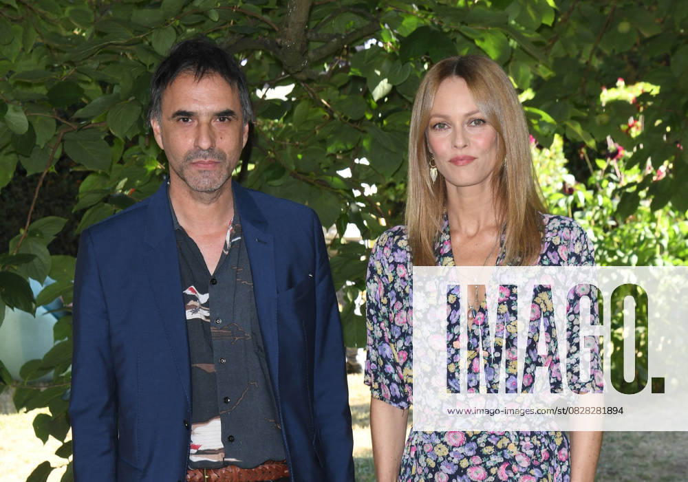 Samuel Benchetrit et Vanessa Paradis Photocall of the film Cette musique ne joue pour personne during the 14th French Speak Film Festival of Angouleme, France On August 28th 2021 Angoulême France Coadic Guirec Bestimage Photocall of the film Cette musique ne joue pour personne during the 14th French Speak Film Festival of Angouleme, France On August 28th 2021 Angoulême France