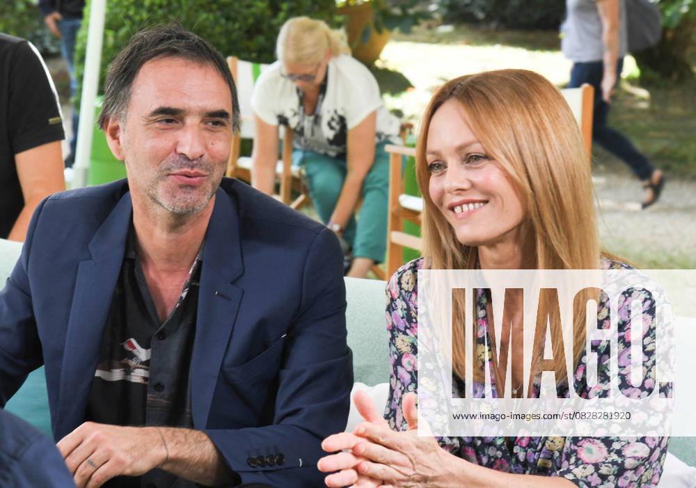 Samuel Benchetrit et Vanessa Paradis Photocall of the film Cette musique ne joue pour personne during the 14th French Speak Film Festival of Angouleme, France On August 28th 2021 Angoulême France Coadic Guirec Bestimage Photocall of the film Cette musique ne joue pour personne during the 14th French Speak Film Festival of Angouleme, France On August 28th 2021 Angoulême France