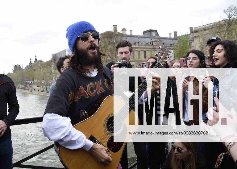 Jared Leto improvise un concert pour ses fans à Paris Jared Leto Paris France 580576
