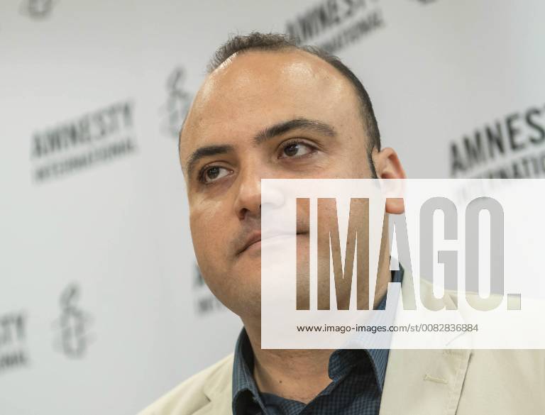 Fuer einen furchtlosen Einsatz trotz staatlicher Repressionen wird das aegyptische Nadeem-Zentrum in Kairo fuer die Rehabilitierung von Opfern von Gewalt und Folter mit dem Menschenrechtspreis von Amnesty International am Montagabend (16.04.18) in Berlin ausgezeichnet. Stellvertretend fuer das Nadeem-Zentrum nimmt der aegyptische Arzt und Menschenrechtsaktivist Taher Mokhtar (Foto bei der Pressekonferenz am Montag) entgegen, da die Betreiber des Zentrums nicht aus Aegypten ausreisen duerfen. Das Nadeem-Zentrum setzt sich seit 25 Jahren fuer Folteropfer ein. Die Mitarbeiter der Organisation errichteten eine Spezialklinik zur Behandlung Ueberlebender von Misshandlungen durch die Sicherheitskraefte, wo Betroffene medizinisch und psychologisch betreut werden. Im Februar 2017 wurde die Klinik von den Behoerden offiziell geschlossen, doch die