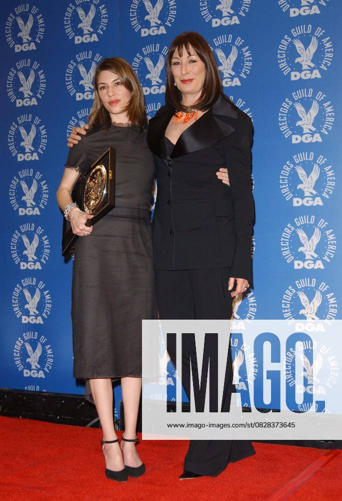 PRESSROOM DGA FB Feb. 6, 2004 - Century City, CALIFORNIA, USA - K35001FB.56TH ANNUAL DGA AWARDS PRESSROOM, AT THE CENTURY PLAZA HOTEL IN CENTURY Century City, CALIFORNIA.02 07 2004. FITZROY BARRETT 2004.SOFIA COPPOLA AND ANJELICA HUSTON
