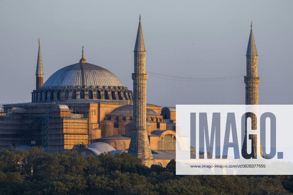 Istanbul, Turkey July 5, 2025 - View Of Istanbul - The last rays of sunlight illuminate the facade of Saint Sophia Mosque in the Sultanahmet district. ISTANBUL, ILLUSTRATION, GENERIQUE, TURQUIE, TOURISME, VOYAGE, GRANDE VILLE, MEGAPOLE, ECONOMIE, CITYBREAK, DESTINATION DE VOYAGE, VILLE TOURISTIQUE, PAYSAGE URBAIN, CITYSCAPE, MOSQUEE SAINTE SOPHIE, MONUMENT, ARCHITECTURE, HAGIA SOPHIA