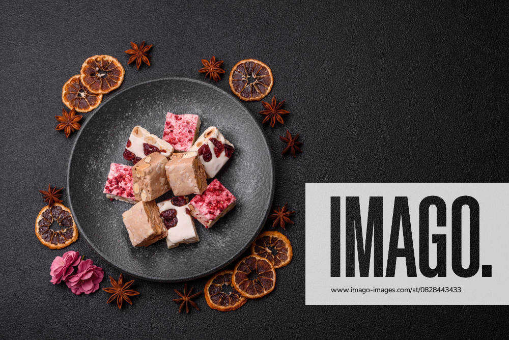 Nougat oder weißes Karamell mit Haselnüssen und Pistazien und Erdbeerstücken. Nougat mit Nüssen Nougat oder weißes Karamell mit Haselnüssen und Pistazien und Erdbeerstücken. Nougat mit Nüssen (License=RF)