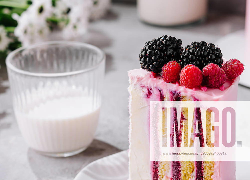 Obstkuchen mit frischen Himbeeren, Brombeeren und Vanillecreme Fruit cake with fresh raspberry, blackberry and vanilla cream (License=RF)
