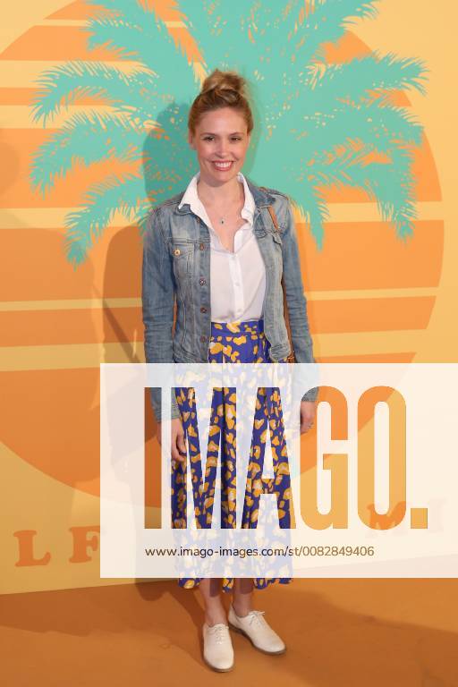 Lilou Fogli CELEBRITES : Avant Premiere Milf - Paris - 17 04 2018 MichaelBaucher Panoramic