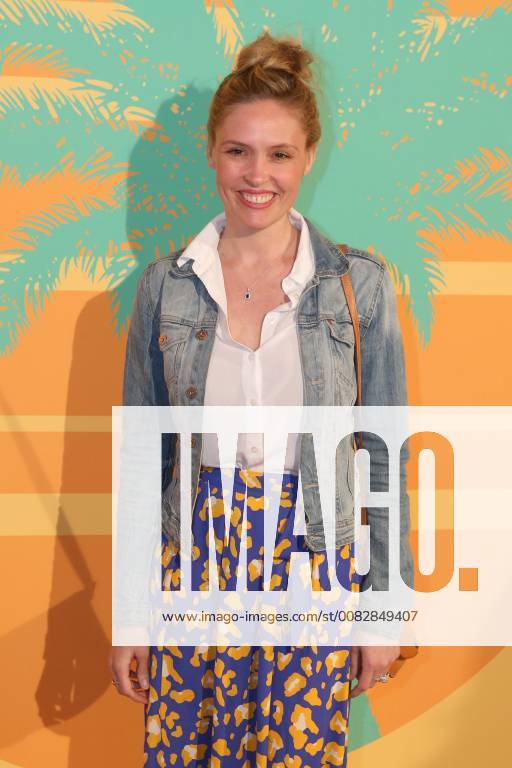 Lilou Fogli CELEBRITES : Avant Premiere Milf - Paris - 17 04 2018 MichaelBaucher Panoramic