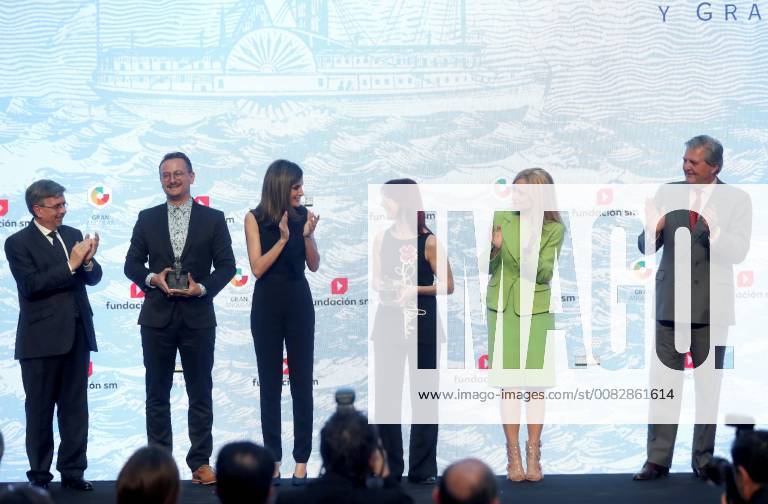 Queen Letizia of Spain (3L) poses with Community of Madrid President Cristina Cifuentes (2R), Spanish Education Minister Inigo Mendez de Vigo (R), SM s President Luis Fernando Crespo (L) and the laureate writers David Pena (3L) and Monica Rodriguez (3R) during the SM Childen and Youth Literarture Award El barco de vapor and Gran angular at the Real Casa de Correos in Madrid, Spain, 18 April 2018. Queen Letizia of Spain chairs awarding ceremony in Madrid !ACHTUNG: NUR REDAKTIONELLE NUTZUNG!