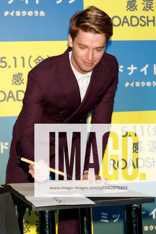 American actor Patrick Schwarzenegger writes his name in Japanese during the Japan premiere for the film Midnight Sun on April 19, 2018, Tokyo, Japan. Arnold Schwarzenegger s son visited Japan to promote his romantic movie Midnight Sun, which will be released in Japan on May 11. (gxta_patricks0003)