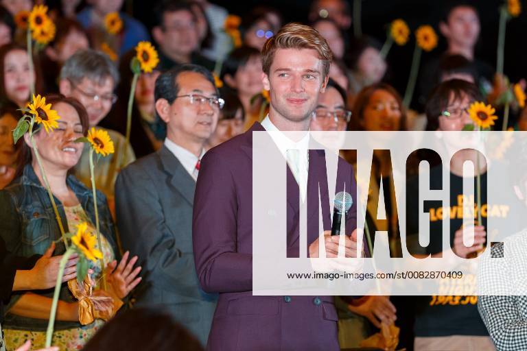 American actor Patrick Schwarzenegger poses for the cameras with the audience during the Japan premiere for the film Midnight Sun on April 19, 2018, Tokyo, Japan. Arnold Schwarzenegger s son visited Japan to promote his romantic movie Midnight Sun, which will be released in Japan on May 11. (gxta_patricks0019)