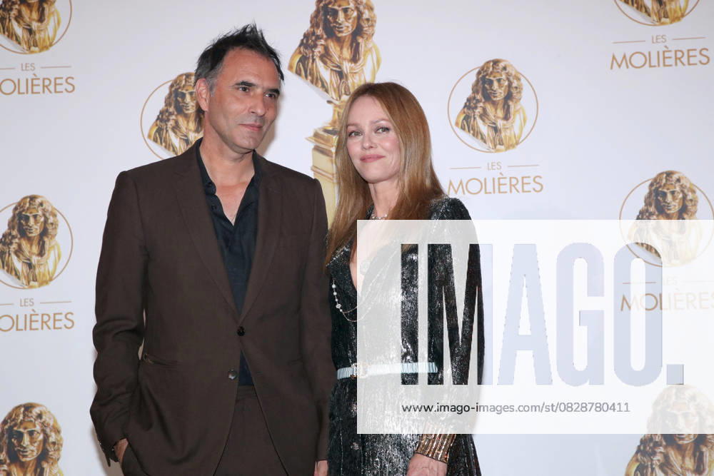 Vanessa Paradis and her husband Samuel Benchetrit author and director of the play Maman in which Vanessa is nominated 33rd Nuit des Molières at Folies Bergère in Paris on May 30, 2022 Bertrand Rindoff Bestimage 33rd Molieres ceremony at Folies Bergeres on May 30, 2022 in Paris, France Paris France