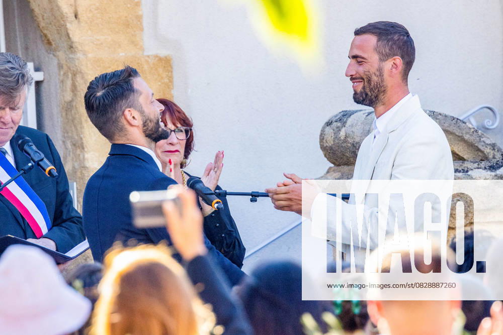 Simon Porte Jacquemus et son mari Marco Maestri Mariage de Simon Porte Jacquemus et Marco Maestri à Charleval, France, le 27 août 2022 Wedding Of Simon Porte Jacquemus And Marco Maestri on August 27, 2022 in Charleval, France Charleval France