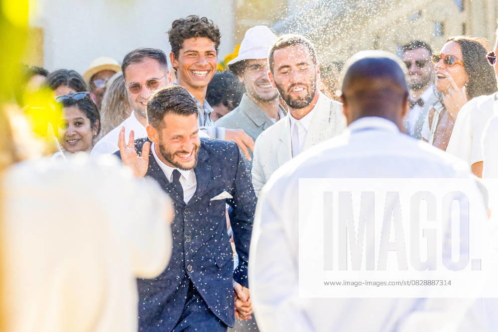 Simon Porte Jacquemus et son mari Marco Maestri Mariage de Simon Porte Jacquemus et Marco Maestri à Charleval, France, le 27 août 2022 Wedding Of Simon Porte Jacquemus And Marco Maestri on August 27, 2022 in Charleval, France Charleval France