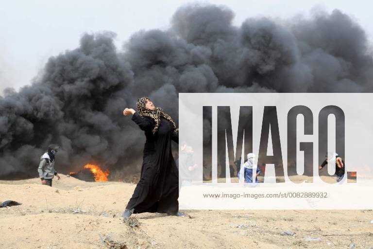 Gaza City, Gaza Strip, Palestinian Territory - Palestinian women hurl stones towards Israeli security forces during clashes at tents protest where Palestinians demand the right to return to their homeland, in east of Gaza city on April 20, 2018 Gaza City Palestinian Territory - ZUMAap3_ 20180420_zaf_ap3_265