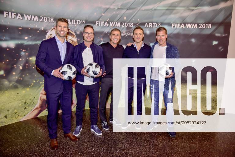 Thomas Hitzlsperger, Matthias Opdenhövel,Stefan Kuntz, Alexander Bommes, Hannes Wolf ARD und ZDF übertragen im Wechsel alle 64 Spiele des WM-Turniers in Russland live inklusive der parallel angesetzten Begegnungen an den abschließenden Vorrundenspieltagen (one und ZDFinfo sind dann zusätzlich gefragt). Los geht es mit der Übertragung des WM-Eröffnungsspiels am Donnerstag, 14. Juni 2018, 17.00 Uhr, im Ersten. Das WM-Finale ist am Sonntag, 15. Juli 2018, 17.00 Uhr, im ZDF zu sehen. Alle weiteren Infos zur Fußball-WM bei ARD und ZDF unter: Das gemeinsame Studio von ARD und ZDF zur Fußball-Weltmeisterschaft wird in Baden-Baden eingerichtet. In der Kurstadt werden die Live-Übertragungen aus den zwölf WM-Stadien gesteuert. Alle 64 WM-Spiele sind zwischen dem 14. Juni und dem 15. Juli 2018 bei ARD und ZDF zu sehen. Der Großteil